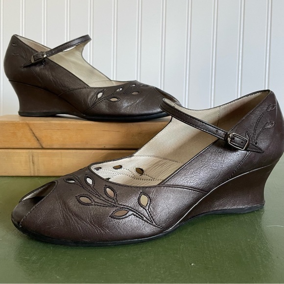 Beautifeel Peep Toe Mary Jane Wedges w Floral Cutouts in Gunmetal Leather